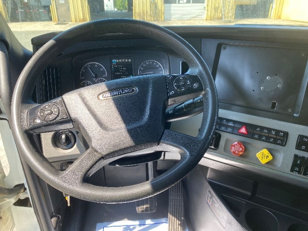 Sleeper Tractor-Heavy Duty Tractors-Freightliner-2021-T12664ST-Charlotte-NC-385,331\n\t\tmiles-$ 76,750 - Image 11