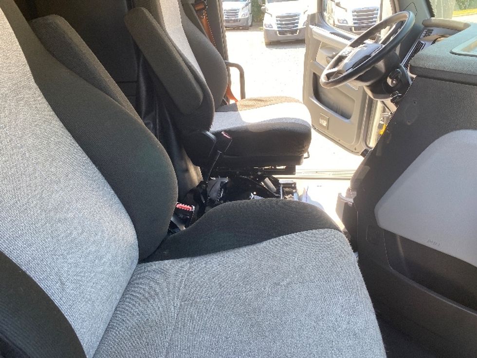 Sleeper Tractor-Heavy Duty Tractors-Freightliner-2021-T12664ST-Charlotte-NC-385,331\n\t\tmiles-$ 76,750 - Image 15