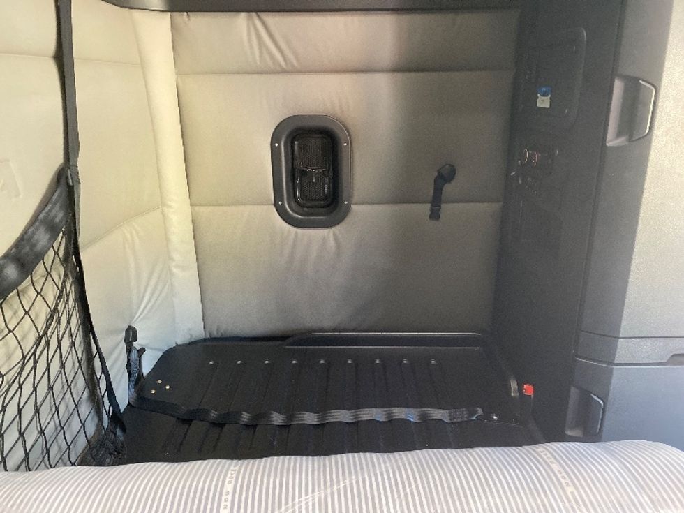 Sleeper Tractor-Heavy Duty Tractors-Freightliner-2021-T12664ST-Charlotte-NC-385,331\n\t\tmiles-$ 76,750 - Image 17