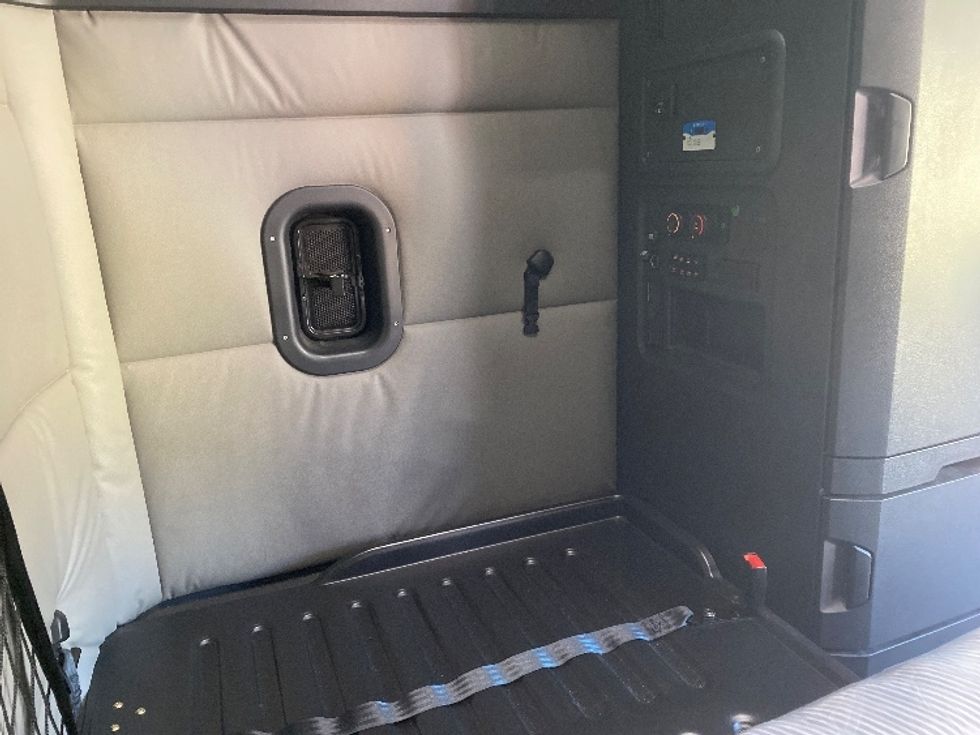 Sleeper Tractor-Heavy Duty Tractors-Freightliner-2021-T12664ST-Charlotte-NC-385,331\n\t\tmiles-$ 76,750 - Image 18