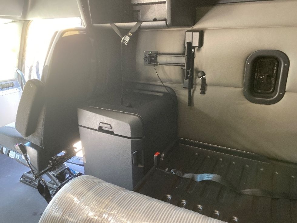 Sleeper Tractor-Heavy Duty Tractors-Freightliner-2021-T12664ST-Charlotte-NC-385,331\n\t\tmiles-$ 76,750 - Image 19