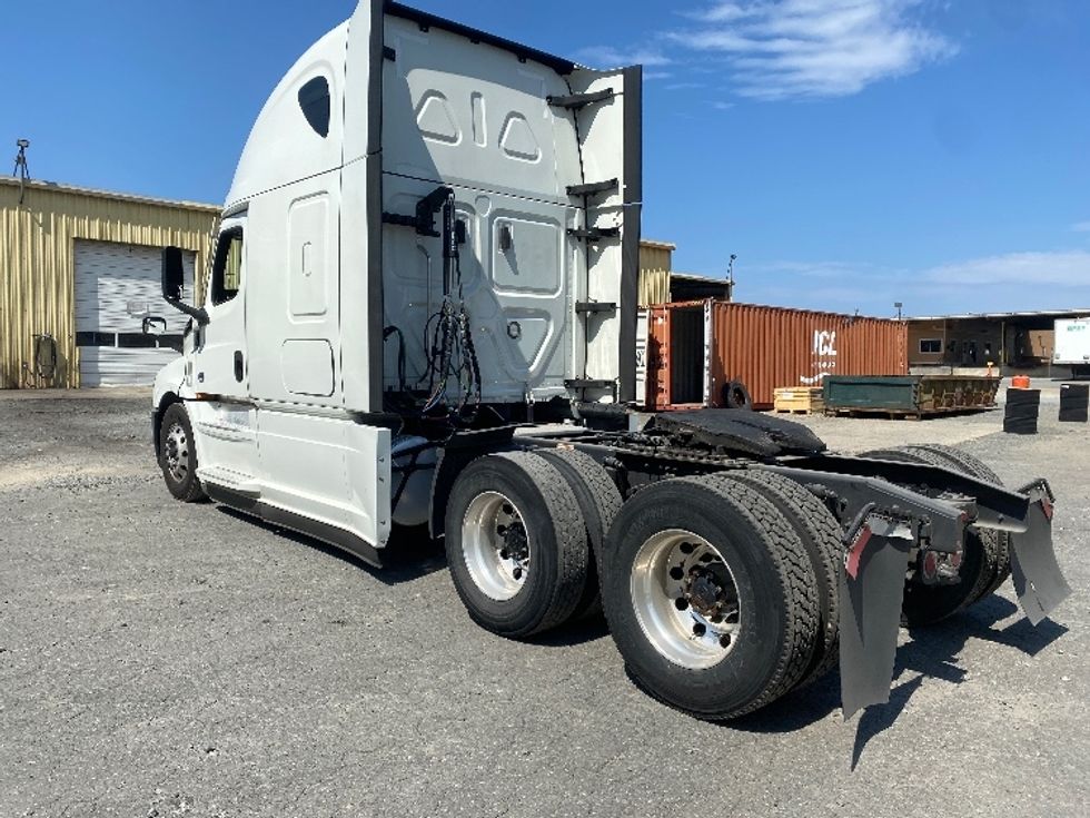 Sleeper Tractor-Heavy Duty Tractors-Freightliner-2021-T12664ST-Charlotte-NC-385,331\n\t\tmiles-$ 76,750 - Image 5