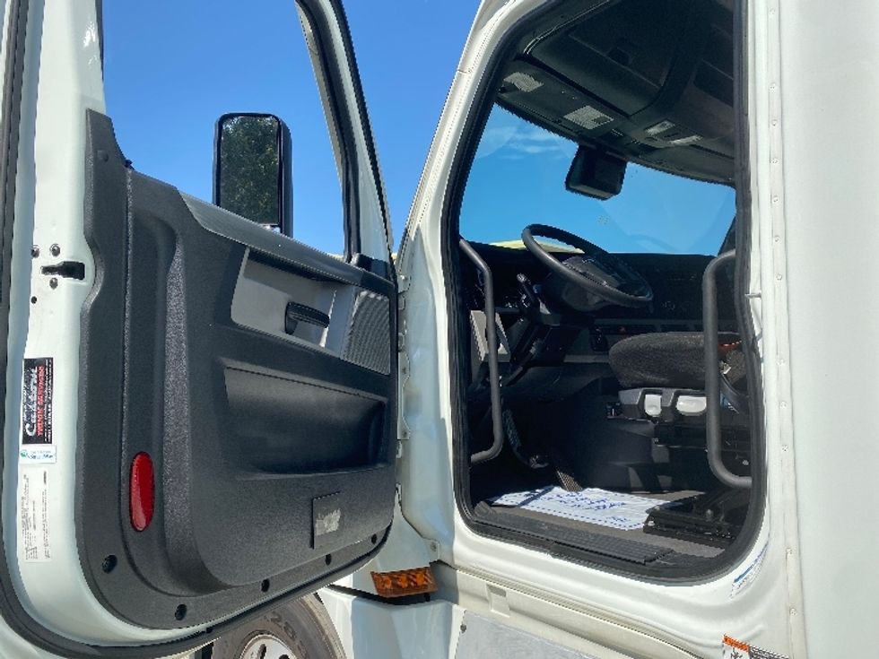 Sleeper Tractor-Heavy Duty Tractors-Freightliner-2021-T12664ST-Charlotte-NC-385,331\n\t\tmiles-$ 76,750 - Image 9