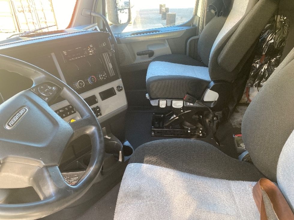Sleeper Tractor-Heavy Duty Tractors-Freightliner-2021-T12664ST-Charlotte-NC-390,712\n\t\tmiles-$ 76,250 - Image 10