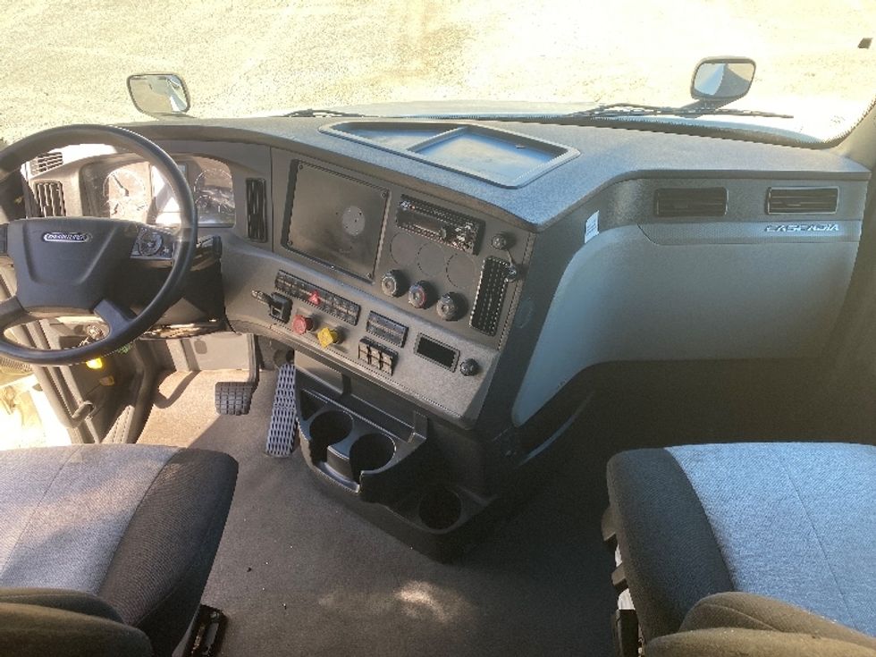 Sleeper Tractor-Heavy Duty Tractors-Freightliner-2021-T12664ST-Charlotte-NC-390,712\n\t\tmiles-$ 76,250 - Image 12