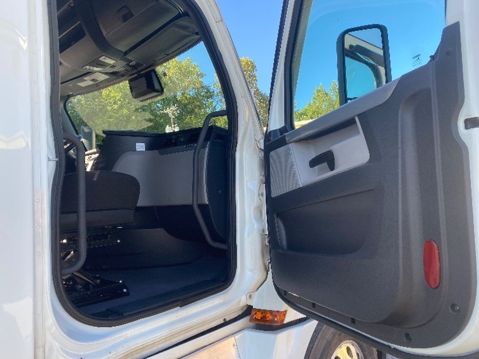 Sleeper Tractor-Heavy Duty Tractors-Freightliner-2021-T12664ST-Charlotte-NC-390,712\n\t\tmiles-$ 76,250 - Image 13
