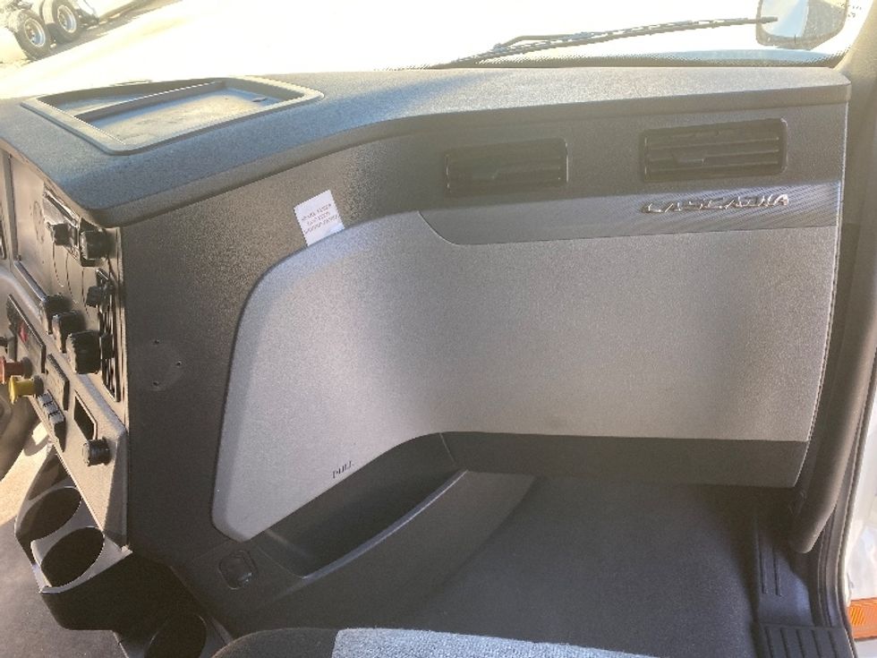 Sleeper Tractor-Heavy Duty Tractors-Freightliner-2021-T12664ST-Charlotte-NC-390,712\n\t\tmiles-$ 76,250 - Image 14