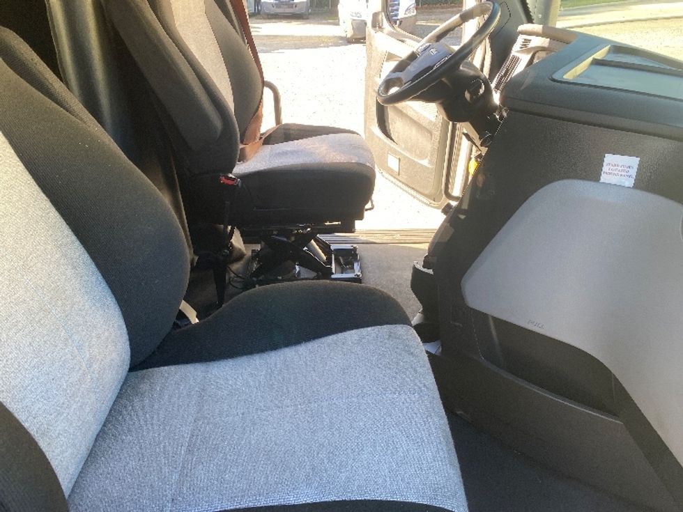 Sleeper Tractor-Heavy Duty Tractors-Freightliner-2021-T12664ST-Charlotte-NC-390,712\n\t\tmiles-$ 76,250 - Image 15