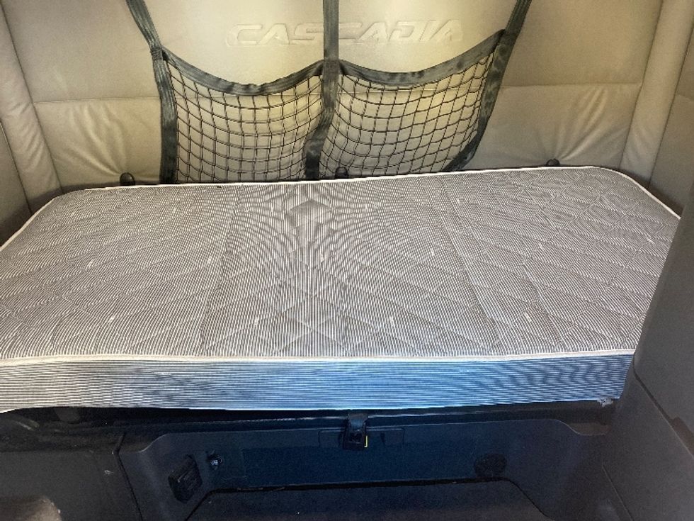 Sleeper Tractor-Heavy Duty Tractors-Freightliner-2021-T12664ST-Charlotte-NC-390,712\n\t\tmiles-$ 76,250 - Image 16