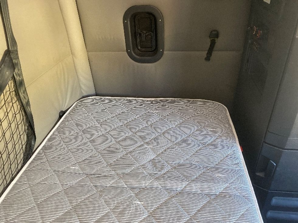 Sleeper Tractor-Heavy Duty Tractors-Freightliner-2021-T12664ST-Charlotte-NC-390,712\n\t\tmiles-$ 76,250 - Image 17