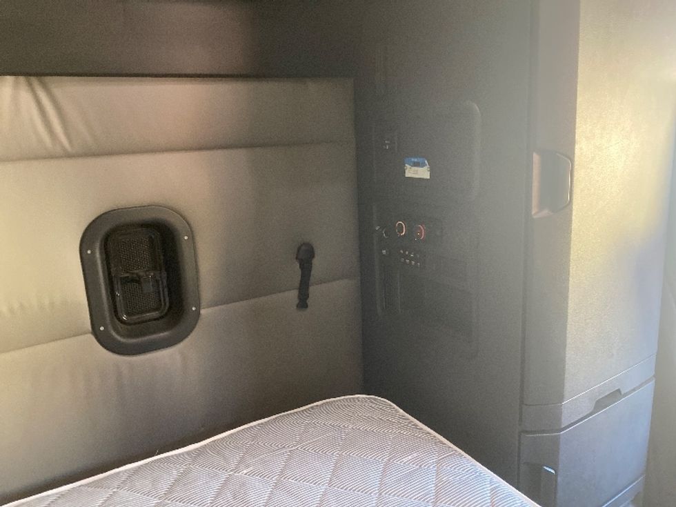 Sleeper Tractor-Heavy Duty Tractors-Freightliner-2021-T12664ST-Charlotte-NC-390,712\n\t\tmiles-$ 76,250 - Image 18