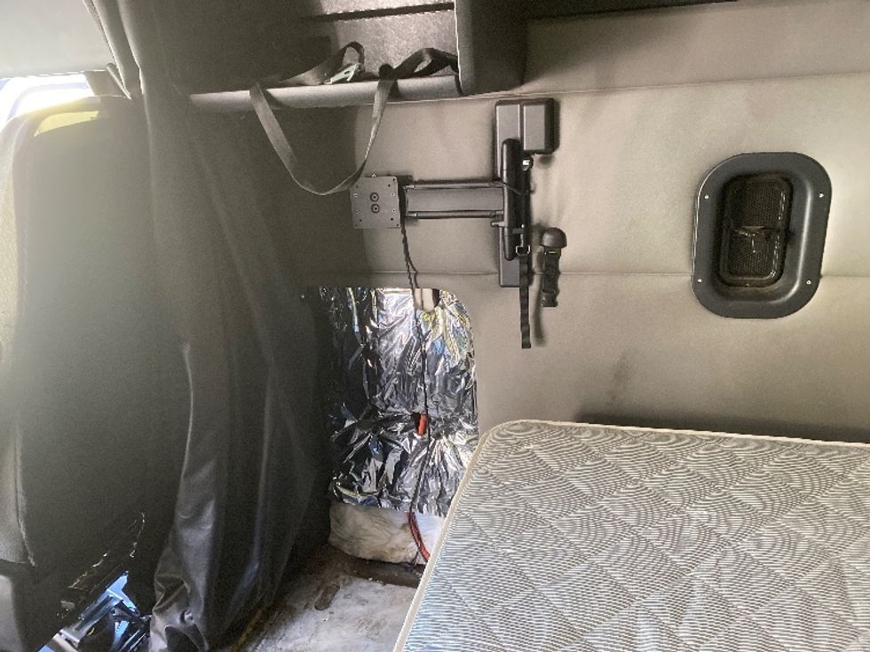 Sleeper Tractor-Heavy Duty Tractors-Freightliner-2021-T12664ST-Charlotte-NC-390,712\n\t\tmiles-$ 76,250 - Image 19