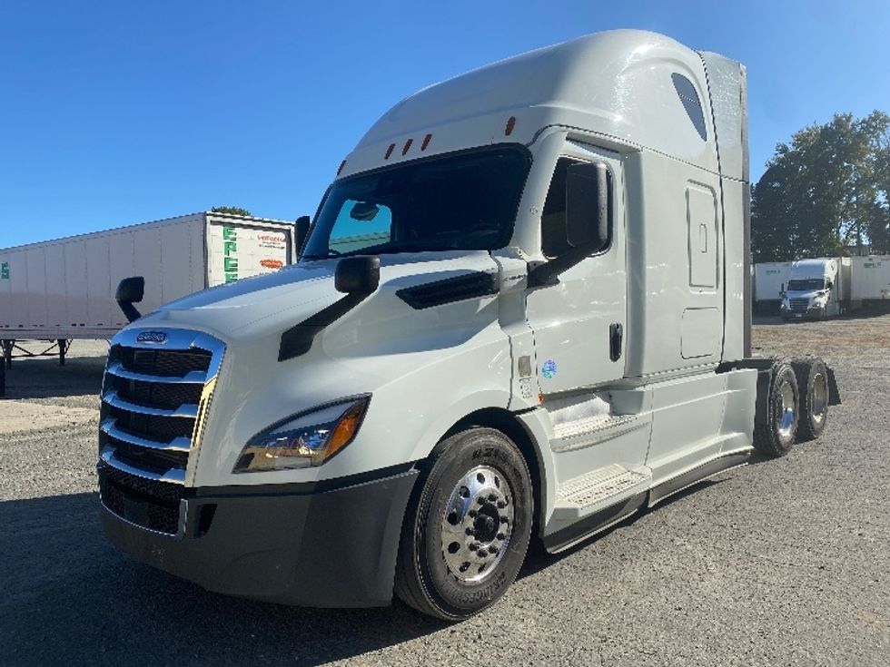 Sleeper Tractor-Heavy Duty Tractors-Freightliner-2021-T12664ST-Charlotte-NC-390,712\n\t\tmiles-$ 76,250 - Image 3