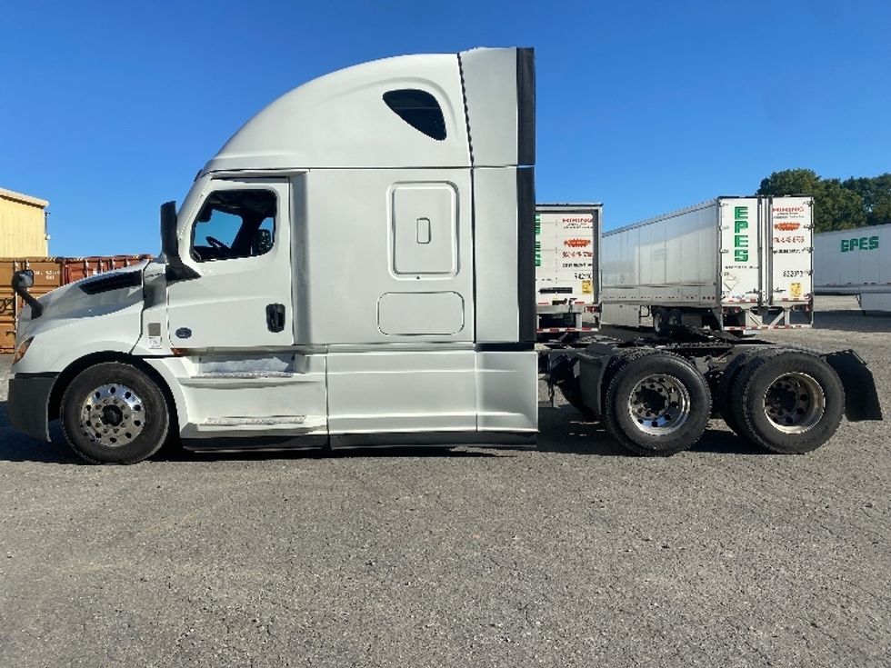 Sleeper Tractor-Heavy Duty Tractors-Freightliner-2021-T12664ST-Charlotte-NC-390,712\n\t\tmiles-$ 76,250 - Image 4