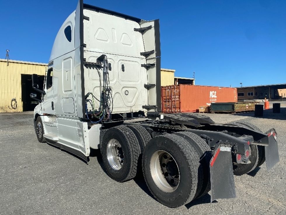 Sleeper Tractor-Heavy Duty Tractors-Freightliner-2021-T12664ST-Charlotte-NC-390,712\n\t\tmiles-$ 76,250 - Image 5