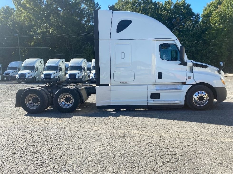 Sleeper Tractor-Heavy Duty Tractors-Freightliner-2021-T12664ST-Charlotte-NC-390,712\n\t\tmiles-$ 76,250 - Image 8