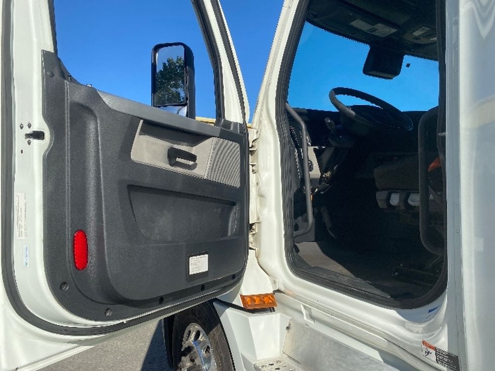 Sleeper Tractor-Heavy Duty Tractors-Freightliner-2021-T12664ST-Charlotte-NC-390,712\n\t\tmiles-$ 76,250 - Image 9