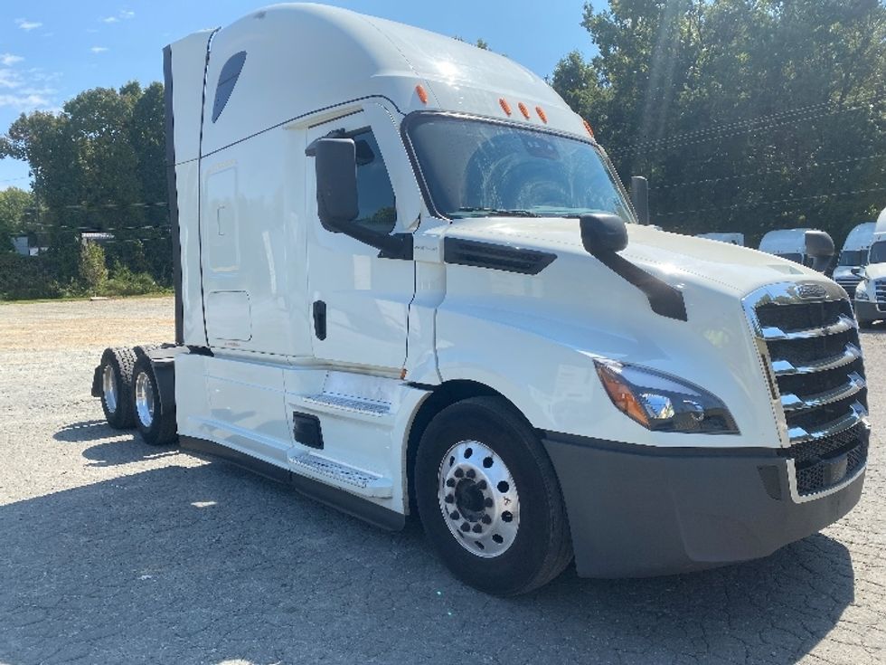 Sleeper Tractor-Heavy Duty Tractors-Freightliner-2021-T12664ST-Charlotte-NC-403,907\n\t\tmiles-$ 75,250 - Image 1