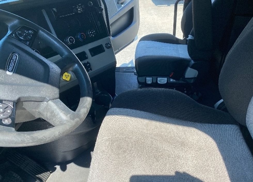 Sleeper Tractor-Heavy Duty Tractors-Freightliner-2021-T12664ST-Charlotte-NC-403,907\n\t\tmiles-$ 75,250 - Image 10