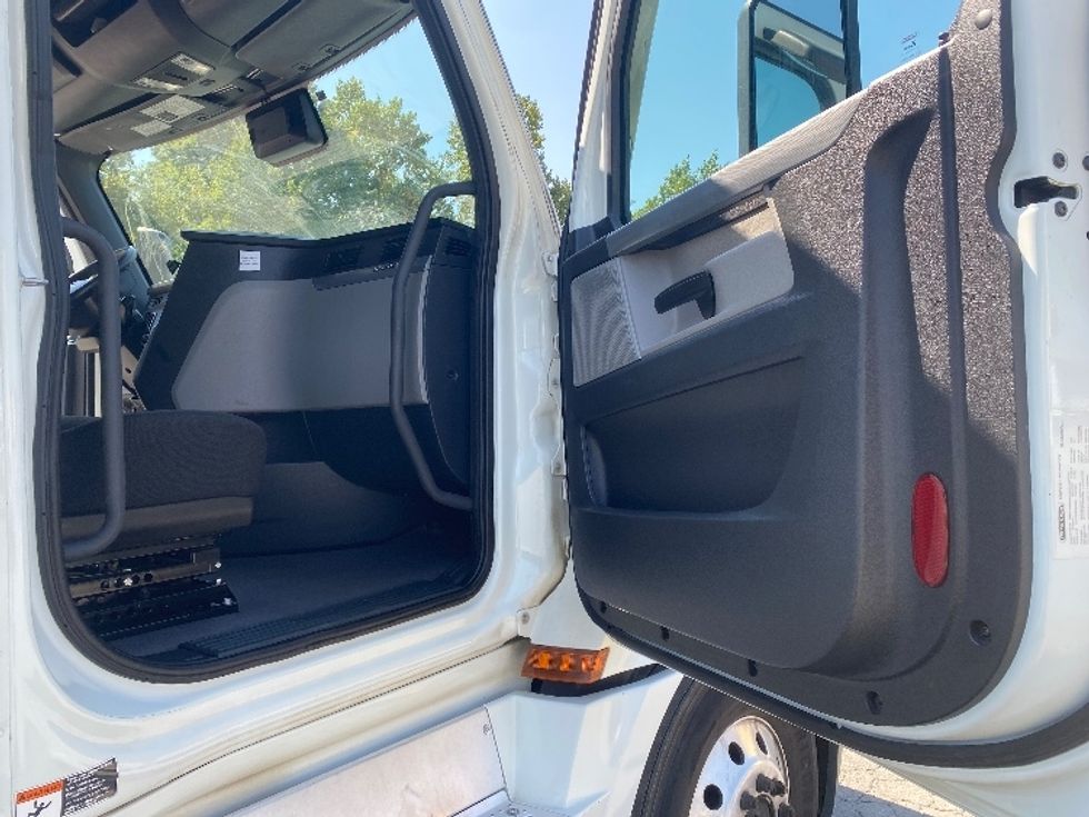 Sleeper Tractor-Heavy Duty Tractors-Freightliner-2021-T12664ST-Charlotte-NC-403,907\n\t\tmiles-$ 75,250 - Image 13