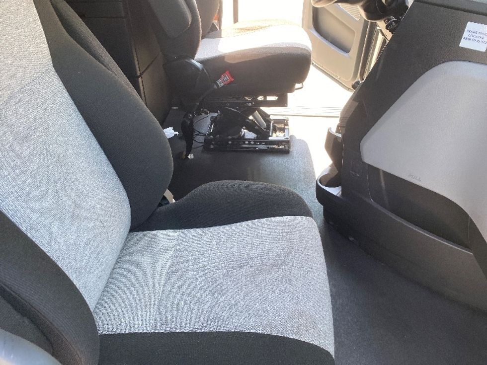 Sleeper Tractor-Heavy Duty Tractors-Freightliner-2021-T12664ST-Charlotte-NC-403,907\n\t\tmiles-$ 75,250 - Image 15