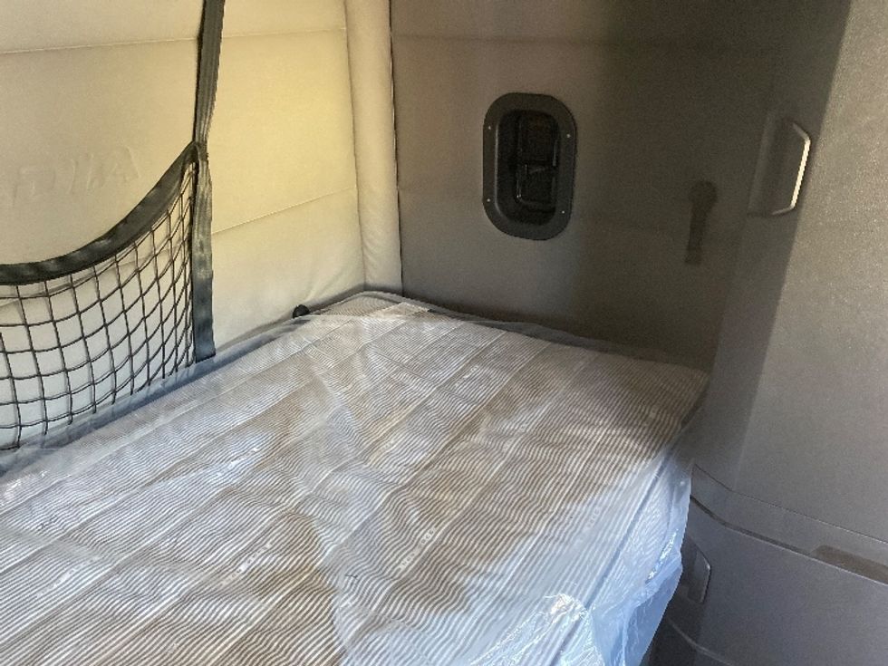 Sleeper Tractor-Heavy Duty Tractors-Freightliner-2021-T12664ST-Charlotte-NC-403,907\n\t\tmiles-$ 75,250 - Image 17