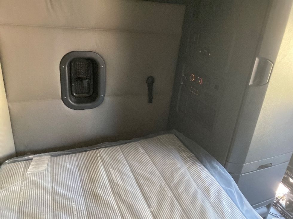 Sleeper Tractor-Heavy Duty Tractors-Freightliner-2021-T12664ST-Charlotte-NC-403,907\n\t\tmiles-$ 75,250 - Image 18