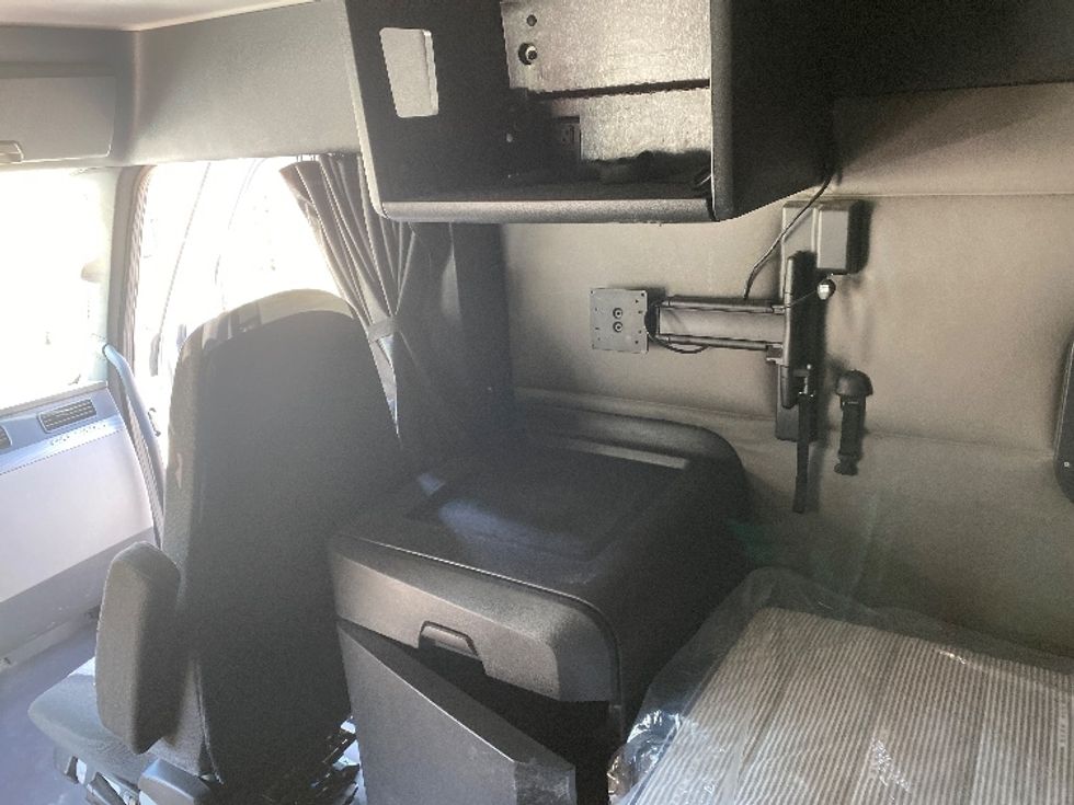 Sleeper Tractor-Heavy Duty Tractors-Freightliner-2021-T12664ST-Charlotte-NC-403,907\n\t\tmiles-$ 75,250 - Image 19