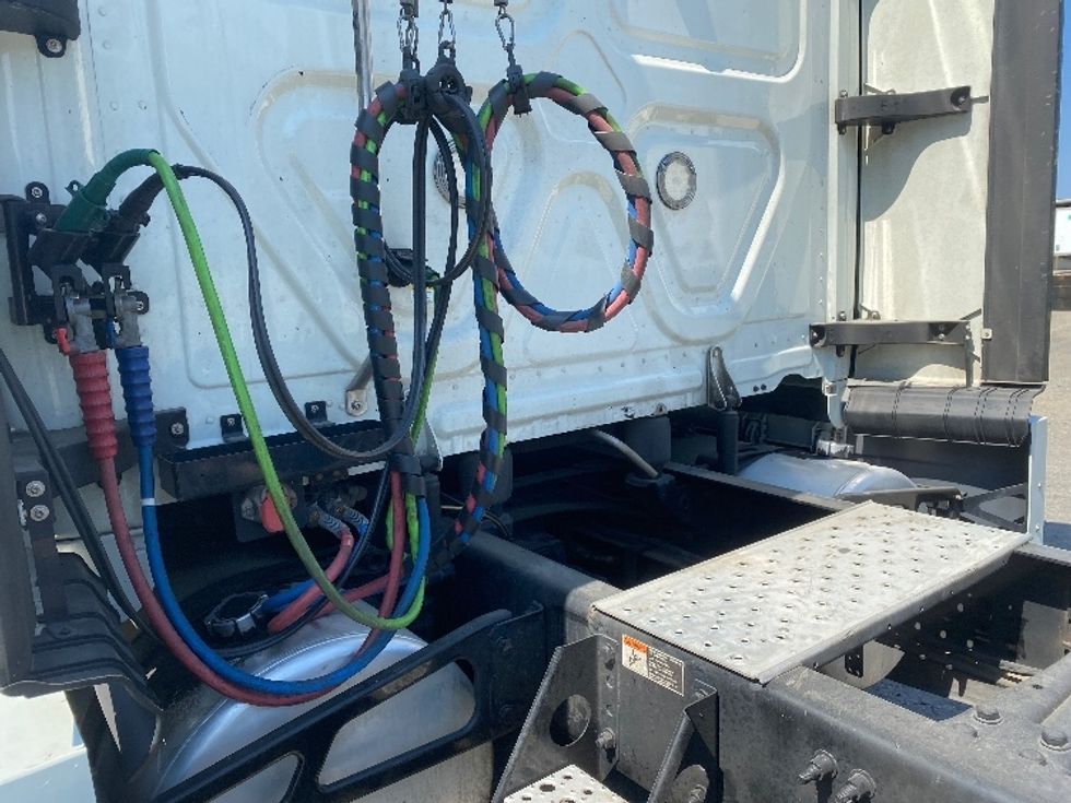 Sleeper Tractor-Heavy Duty Tractors-Freightliner-2021-T12664ST-Charlotte-NC-403,907\n\t\tmiles-$ 75,250 - Image 22