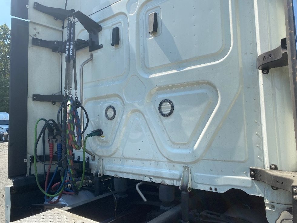 Sleeper Tractor-Heavy Duty Tractors-Freightliner-2021-T12664ST-Charlotte-NC-403,907\n\t\tmiles-$ 75,250 - Image 23