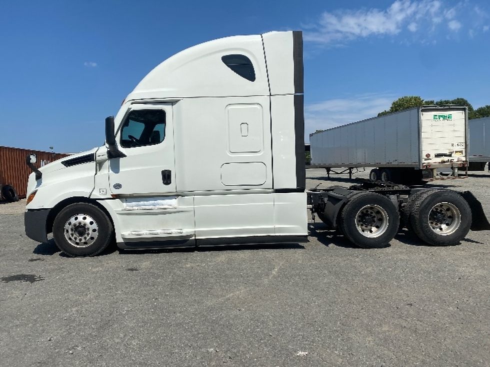 Sleeper Tractor-Heavy Duty Tractors-Freightliner-2021-T12664ST-Charlotte-NC-403,907\n\t\tmiles-$ 75,250 - Image 4