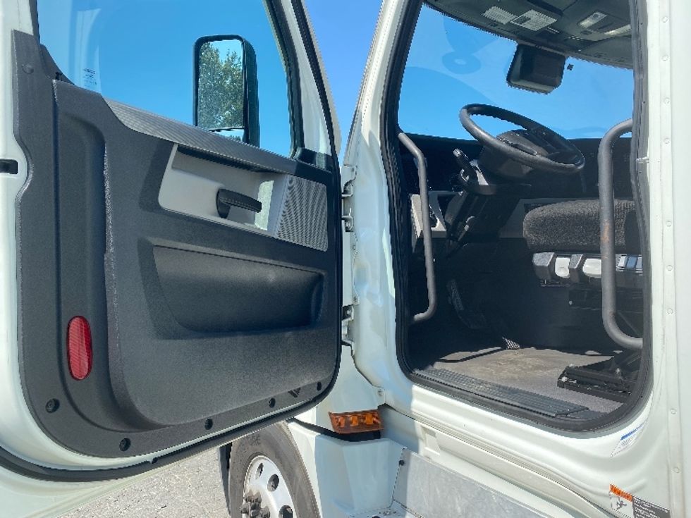 Sleeper Tractor-Heavy Duty Tractors-Freightliner-2021-T12664ST-Charlotte-NC-403,907\n\t\tmiles-$ 75,250 - Image 9
