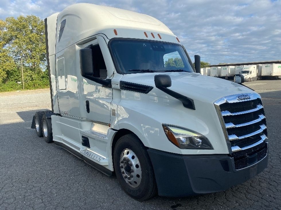 Sleeper Tractor-Heavy Duty Tractors-Freightliner-2021-T12664ST-Charlotte-NC-414,718\n\t\tmiles-$ 74,500 - Image 1