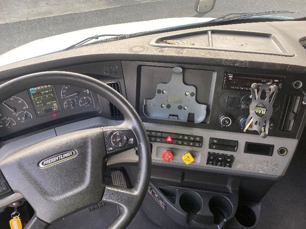 Sleeper Tractor-Heavy Duty Tractors-Freightliner-2021-T12664ST-Charlotte-NC-414,718\n\t\tmiles-$ 74,500 - Image 11