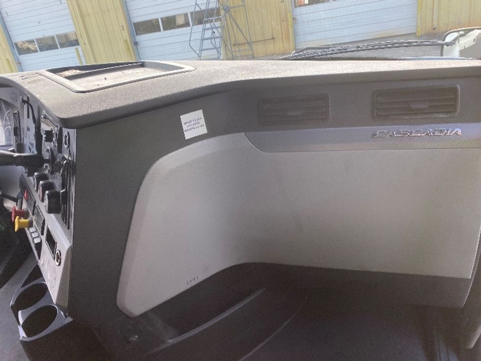 Sleeper Tractor-Heavy Duty Tractors-Freightliner-2021-T12664ST-Charlotte-NC-414,718\n\t\tmiles-$ 74,500 - Image 14