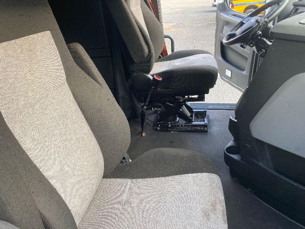 Sleeper Tractor-Heavy Duty Tractors-Freightliner-2021-T12664ST-Charlotte-NC-414,718\n\t\tmiles-$ 74,500 - Image 15