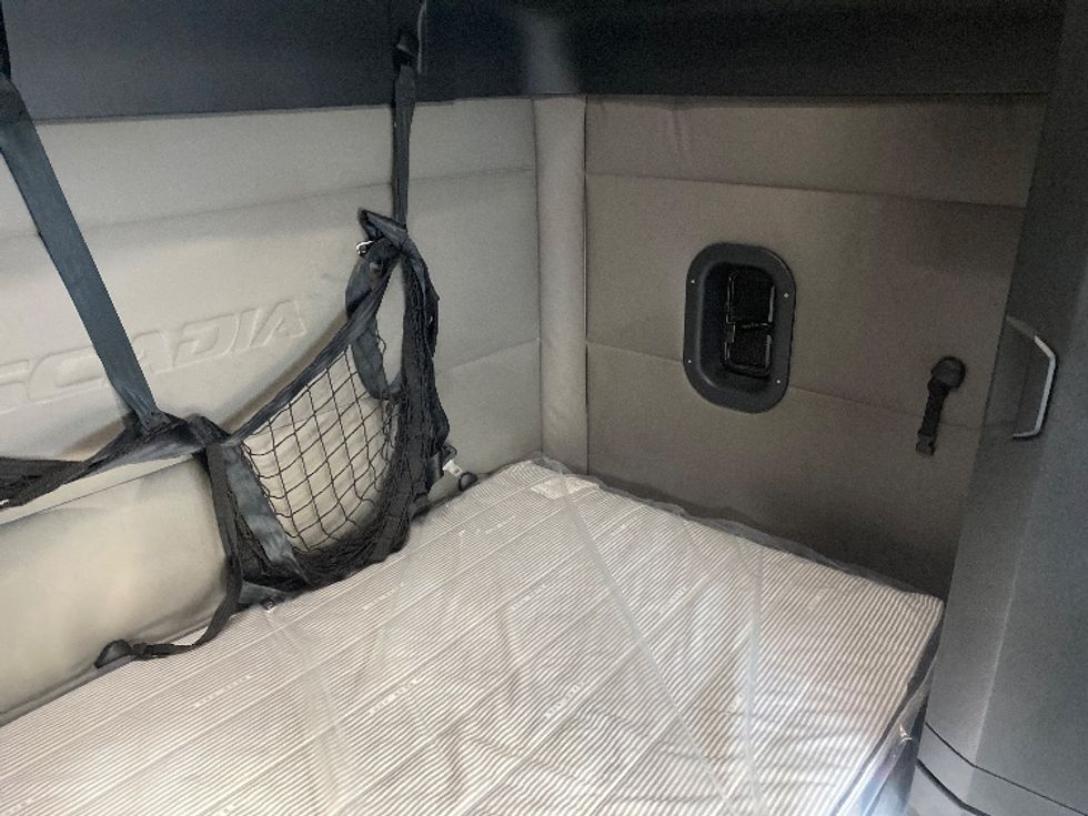 Sleeper Tractor-Heavy Duty Tractors-Freightliner-2021-T12664ST-Charlotte-NC-414,718\n\t\tmiles-$ 74,500 - Image 17