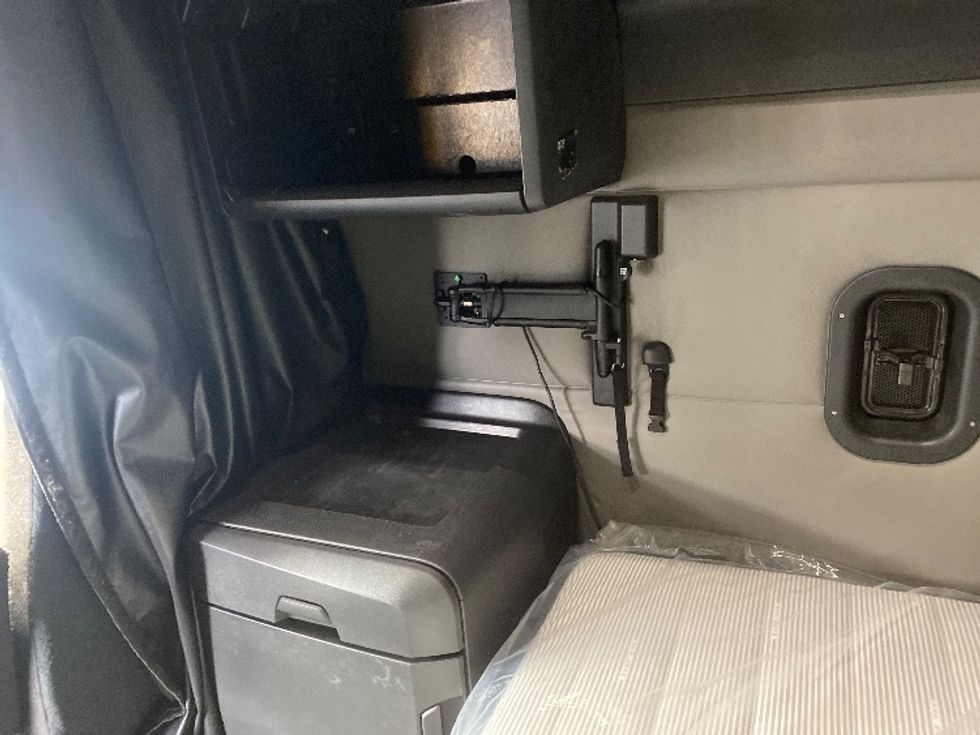 Sleeper Tractor-Heavy Duty Tractors-Freightliner-2021-T12664ST-Charlotte-NC-414,718\n\t\tmiles-$ 74,500 - Image 19