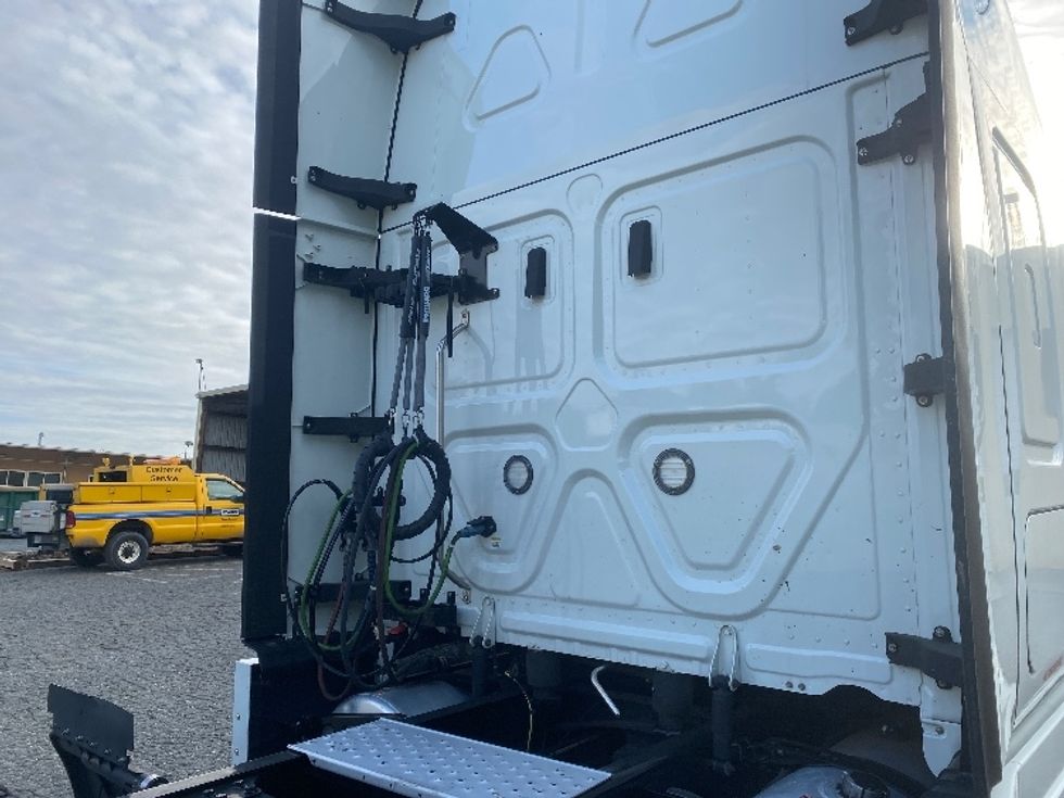 Sleeper Tractor-Heavy Duty Tractors-Freightliner-2021-T12664ST-Charlotte-NC-414,718\n\t\tmiles-$ 74,500 - Image 23