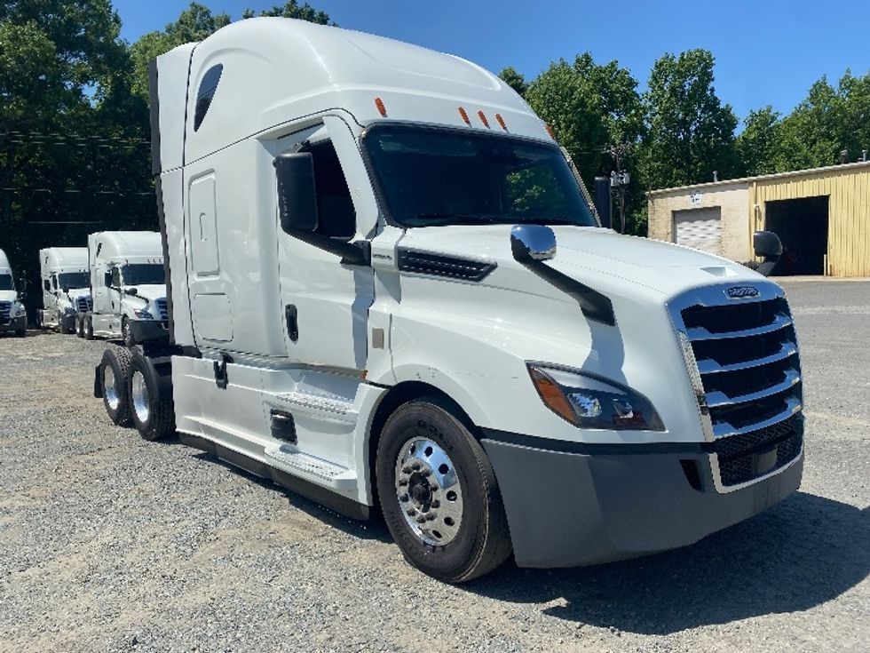 Sleeper Tractor-Heavy Duty Tractors-Freightliner-2021-T12664ST-Charlotte-NC-438,081\n\t\tmiles-$ 73,000 - Image 1