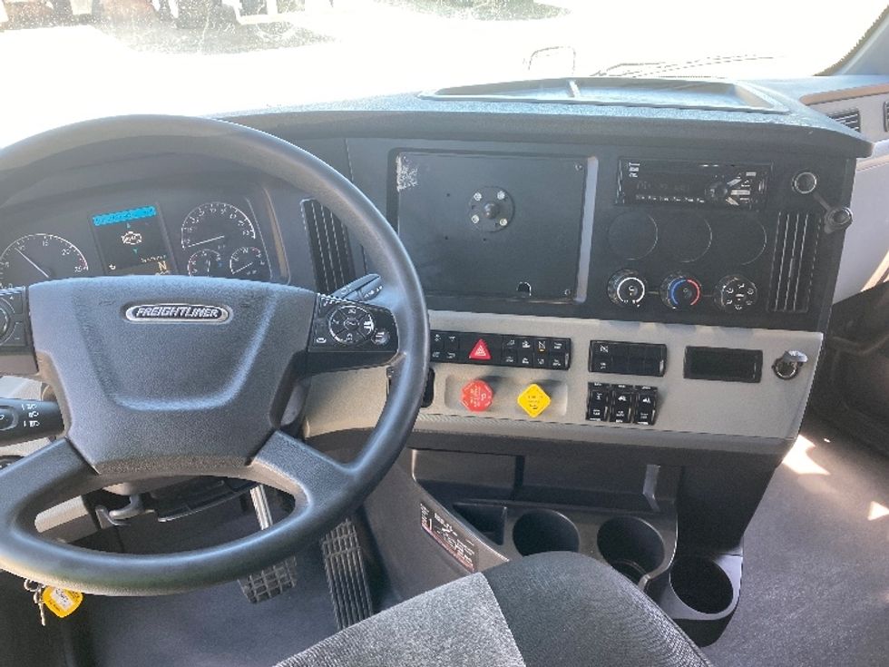 Sleeper Tractor-Heavy Duty Tractors-Freightliner-2021-T12664ST-Charlotte-NC-438,081\n\t\tmiles-$ 73,000 - Image 11
