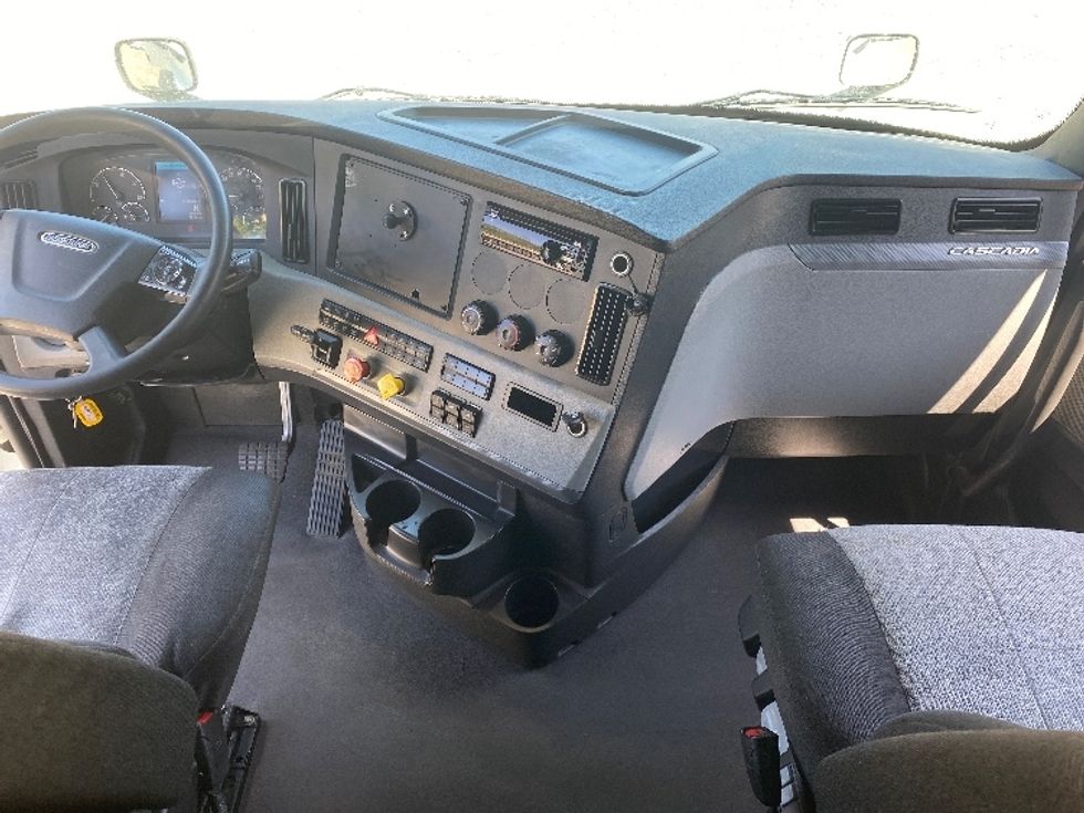 Sleeper Tractor-Heavy Duty Tractors-Freightliner-2021-T12664ST-Charlotte-NC-438,081\n\t\tmiles-$ 73,000 - Image 12