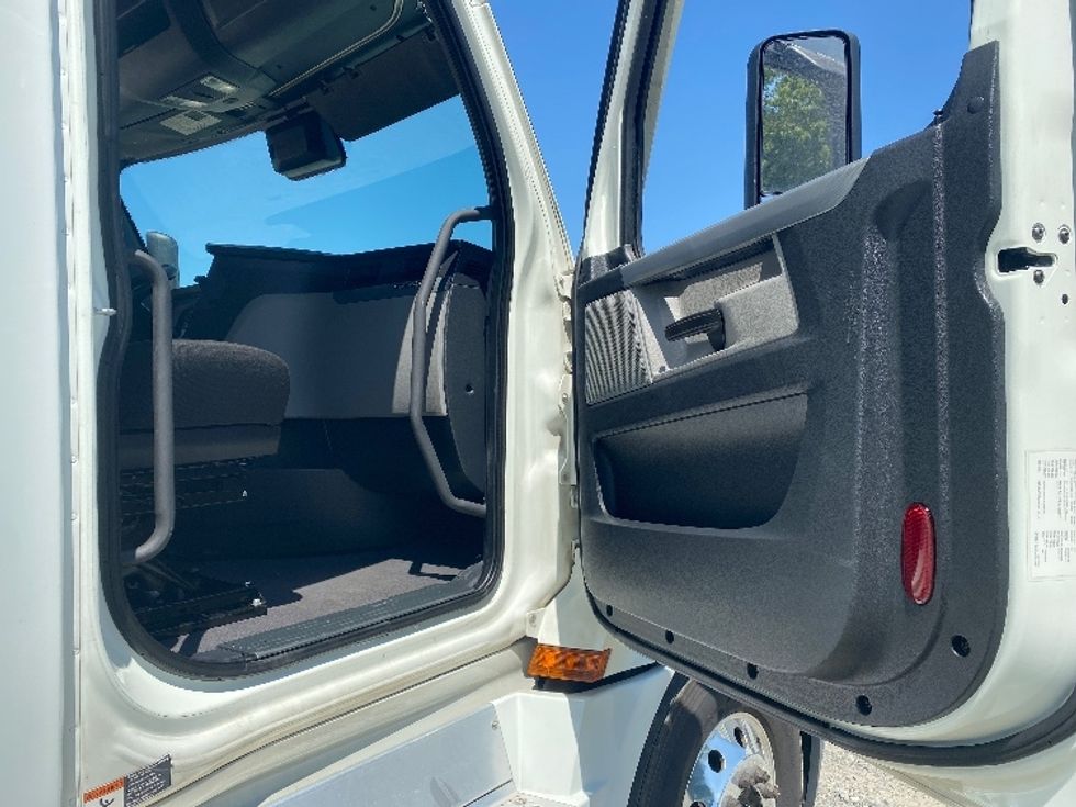 Sleeper Tractor-Heavy Duty Tractors-Freightliner-2021-T12664ST-Charlotte-NC-438,081\n\t\tmiles-$ 73,000 - Image 13