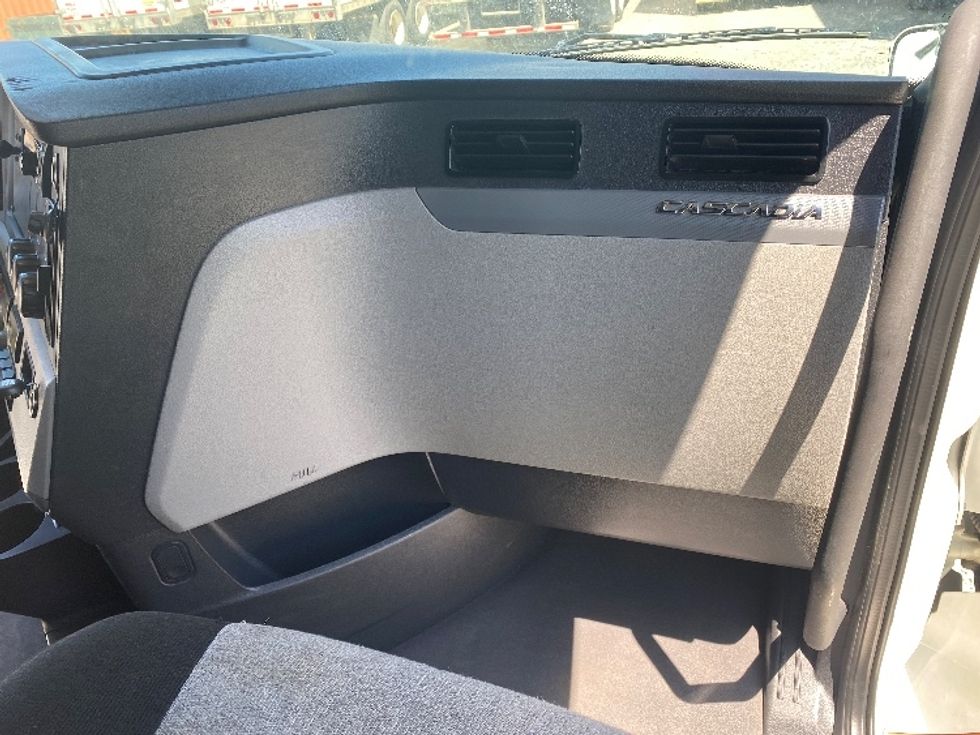 Sleeper Tractor-Heavy Duty Tractors-Freightliner-2021-T12664ST-Charlotte-NC-438,081\n\t\tmiles-$ 73,000 - Image 14