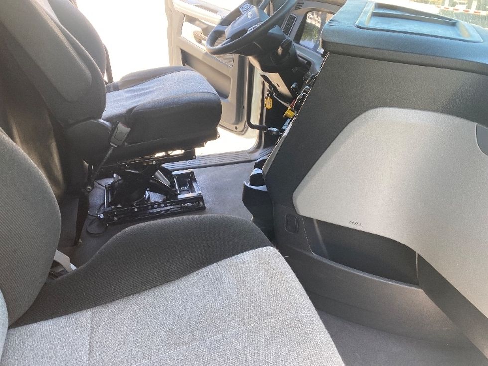 Sleeper Tractor-Heavy Duty Tractors-Freightliner-2021-T12664ST-Charlotte-NC-438,081\n\t\tmiles-$ 73,000 - Image 15