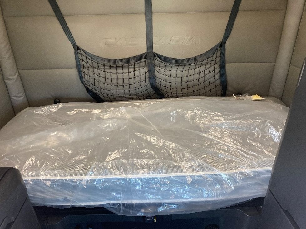 Sleeper Tractor-Heavy Duty Tractors-Freightliner-2021-T12664ST-Charlotte-NC-438,081\n\t\tmiles-$ 73,000 - Image 16