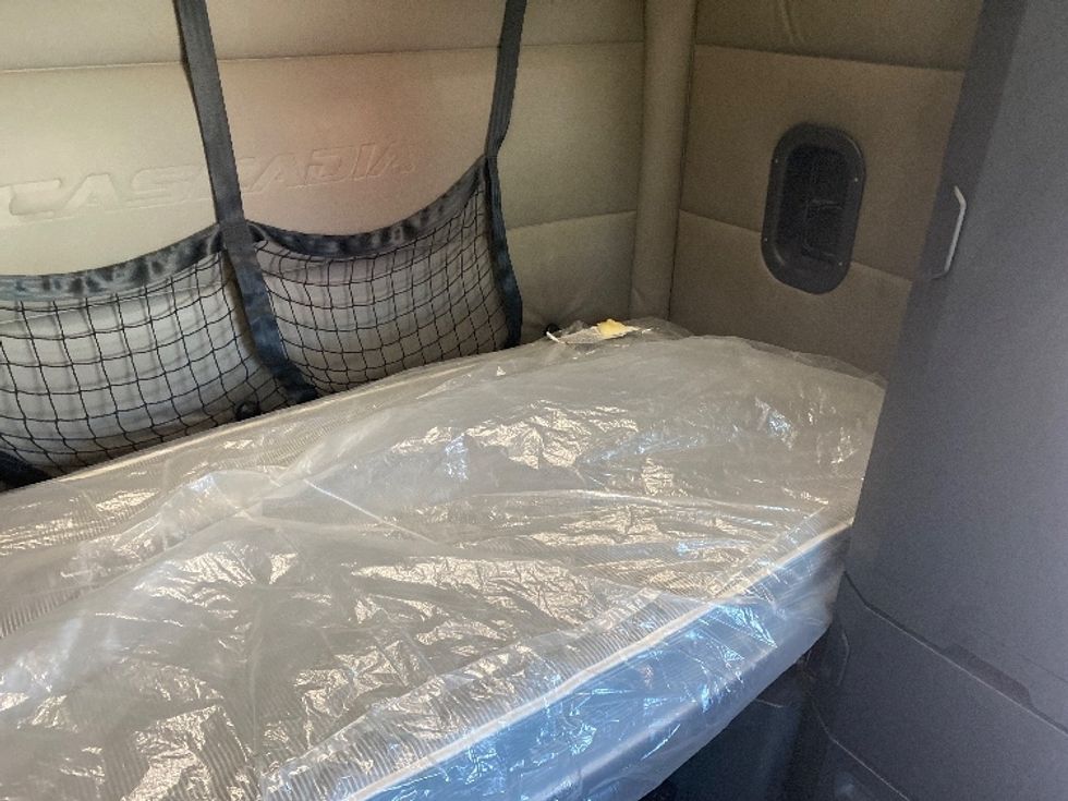 Sleeper Tractor-Heavy Duty Tractors-Freightliner-2021-T12664ST-Charlotte-NC-438,081\n\t\tmiles-$ 73,000 - Image 17