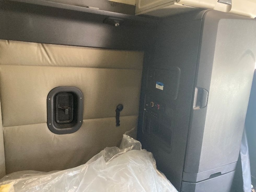 Sleeper Tractor-Heavy Duty Tractors-Freightliner-2021-T12664ST-Charlotte-NC-438,081\n\t\tmiles-$ 73,000 - Image 18