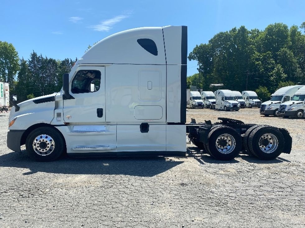 Sleeper Tractor-Heavy Duty Tractors-Freightliner-2021-T12664ST-Charlotte-NC-438,081\n\t\tmiles-$ 73,000 - Image 4
