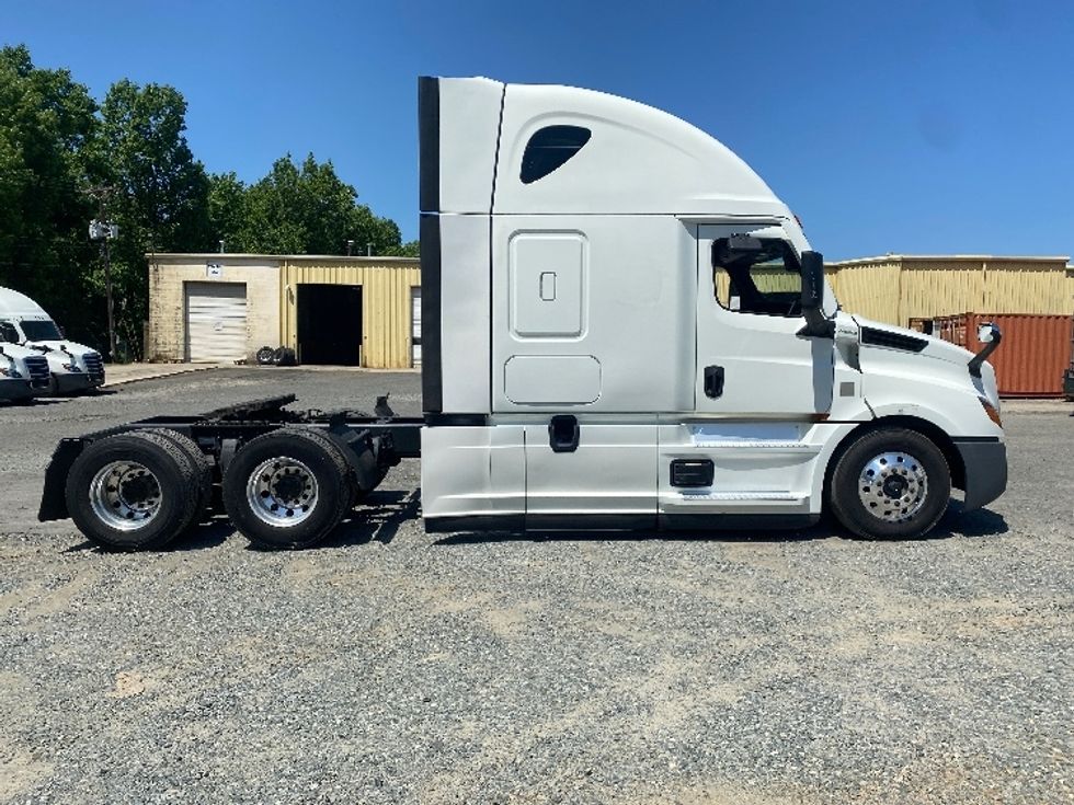 Sleeper Tractor-Heavy Duty Tractors-Freightliner-2021-T12664ST-Charlotte-NC-438,081\n\t\tmiles-$ 73,000 - Image 8
